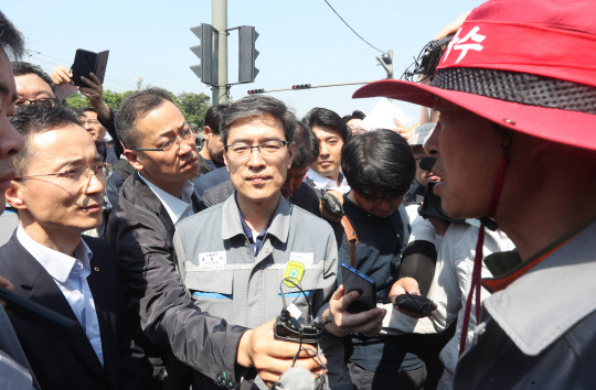 못 들어갑니다 3일 경남 거제시 대우조선해양 정문 앞에서 대우조선지회 조합원(오른쪽)이 현대중공업 현장실사단(왼쪽)에게 돌아가라고 말하고 있다.  연합뉴스